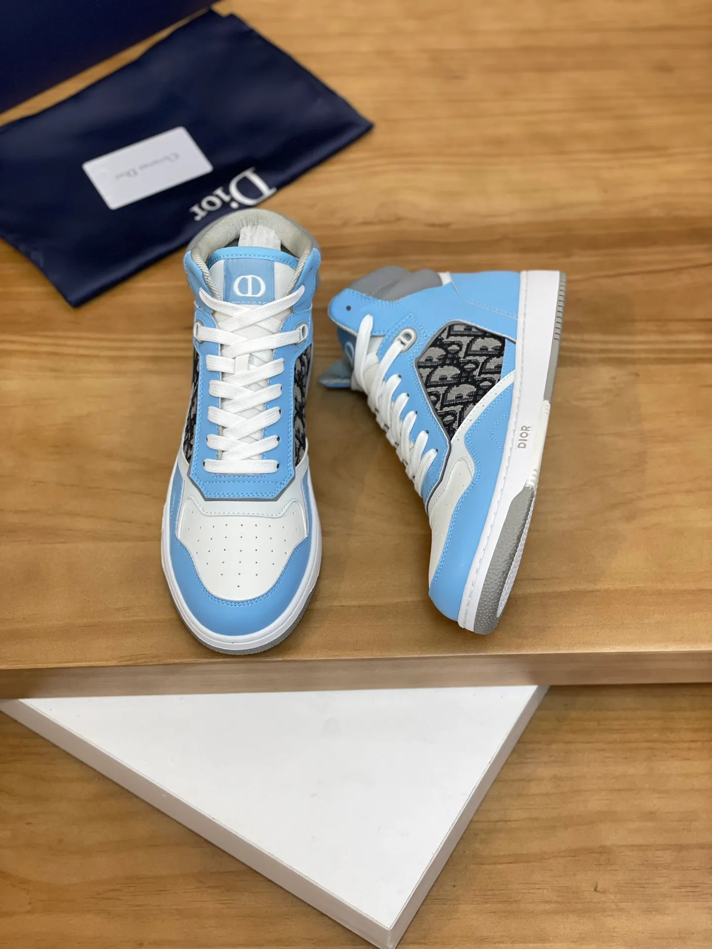 Men's shoes: 💰P460¥ Product trademark: Dior* "Dior*" high-top casual shoes Regular size: 38-44 (can be customized to 45.46) Product materials: Upper imported cowhide stitched with original fabric, breathable lining, original outsole. Number: 1006